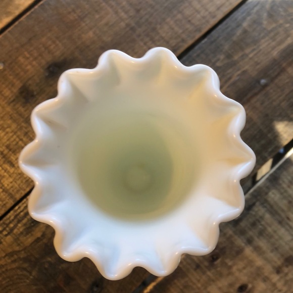 SOLD ON OFFERUP White Milk glass 🌹 flower vase - Picture 3 of 8